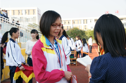 （圖一）張運(yùn)達(dá)副校長與教職工女子800米獲獎選手合影