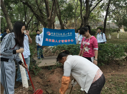 （圖三）正在與清潔阿姨一起打掃的學(xué)生們