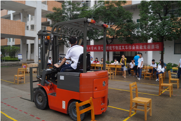 （圖一）物流叉車比賽正在進(jìn)行中