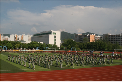 （圖一）公共教學(xué)部女生表演軍體拳