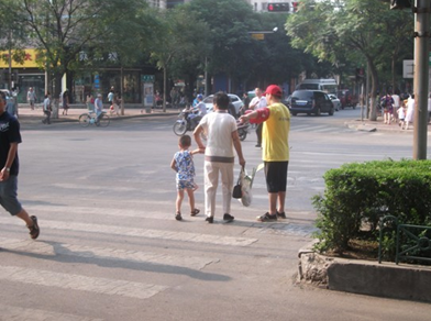 （圖五）指引路人遵守交通規(guī)則