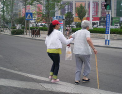 （圖六）志愿者在扶老奶奶過馬路