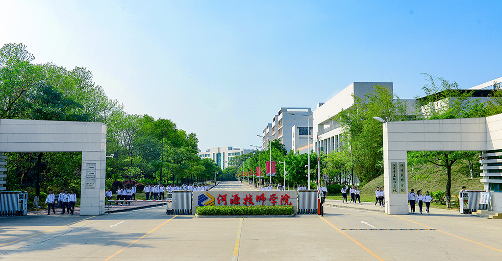 學(xué)院東門(mén) 